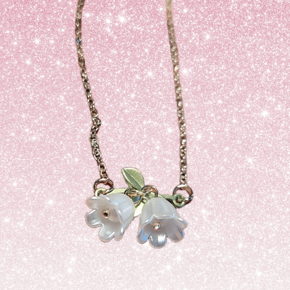 Chic Olive Bow and White Petal Necklace - Picture 3 of 3